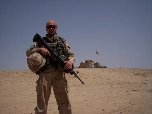 Patrick in volle uitrusting tijdens zijn uitzending naar Afghanistan