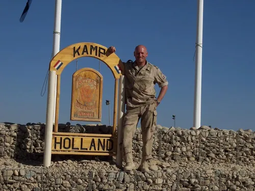 Patrick bij het bord van Kamp Holland