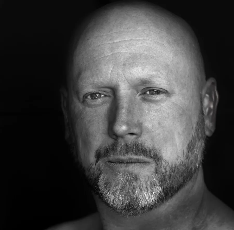 Patrick Scholten, serieus portret in zwart-wit