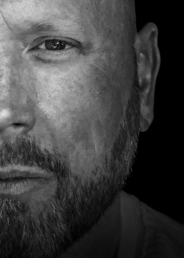 Patrick Scholten, half gezicht in zwart-wit