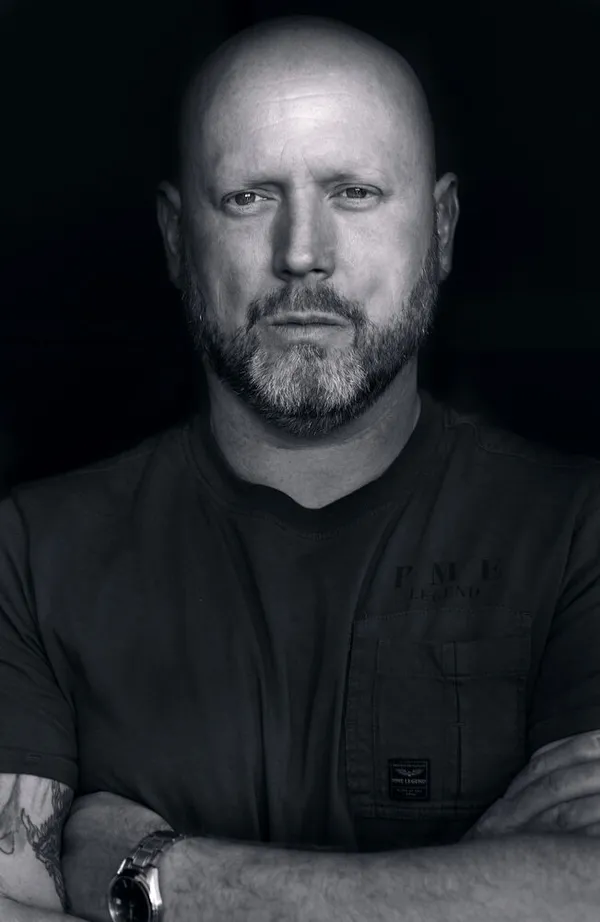 Patrick Scholten, zwart-wit portret met de armen over elkaar