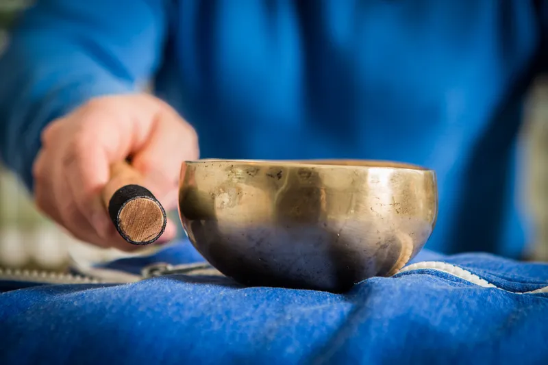 Close-up van een klankschaal tijdens een healing