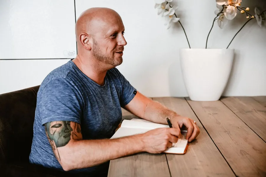 Patrick schrijft aan tafel