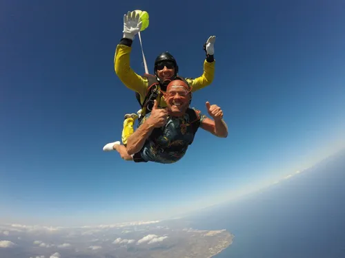 Patrick maakt een tandemsprong met een parachute